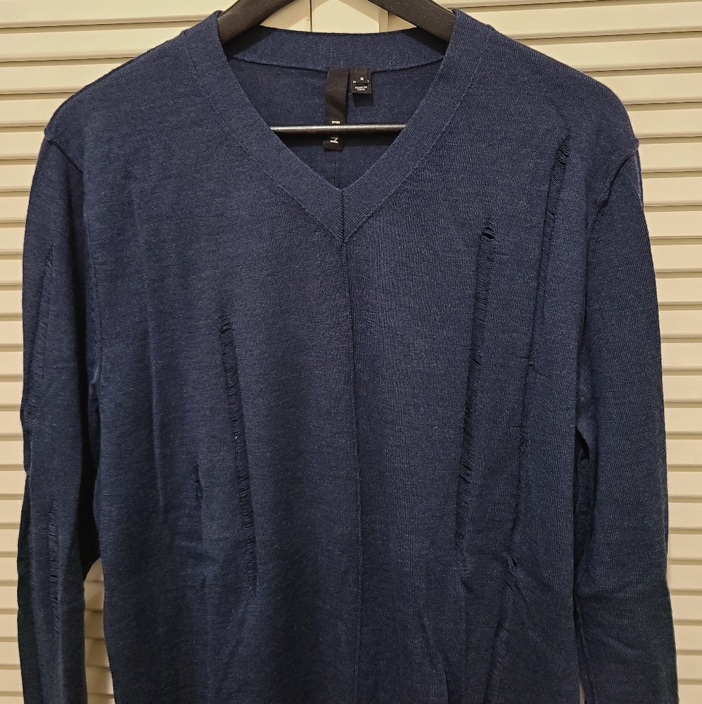EDUN v-neck water with ripped details